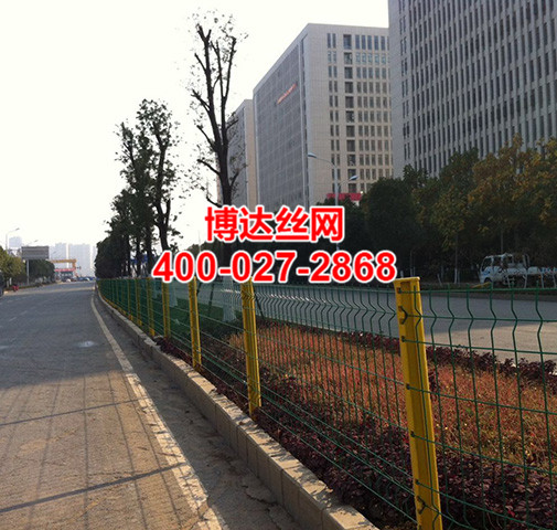 <b>武漢交通護(hù)欄廠家設(shè)計(jì)時(shí)需要考慮的因素</b>