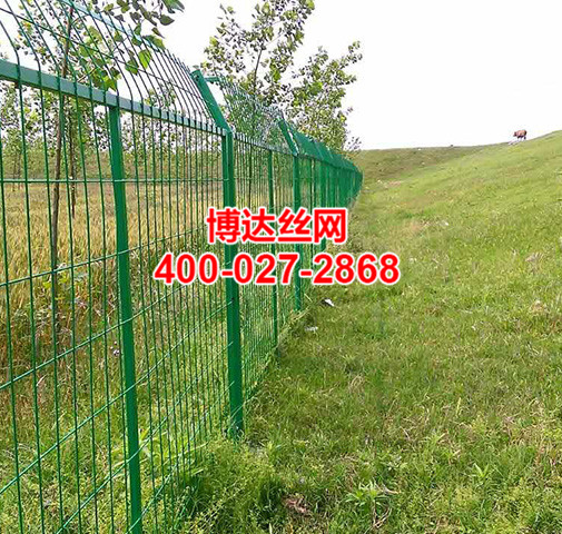 <b>問：什么是河道隔離網(wǎng)？</b>